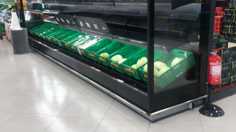 As&iacute; estaban ayer algunas estanter&iacute;as de alimentos