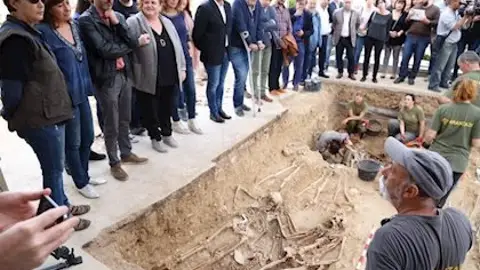 Responsables del Govern balear ante una de las fosas abiertas en las islas. Ley de Memoria Democrática de Baleares