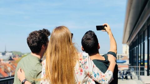 Tres j&oacute;venes haci&eacute;ndose un selfie
