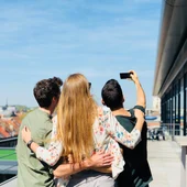 Tres jóvenes haciéndose un selfie Tres jóvenes haciéndose un selfie