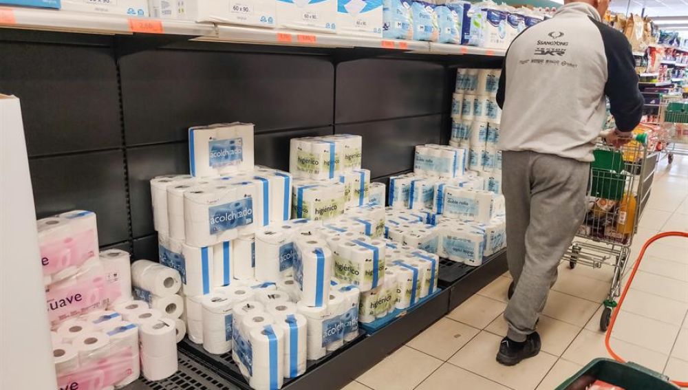 Varios clientes realizan la compra en un supermercado en Madrid