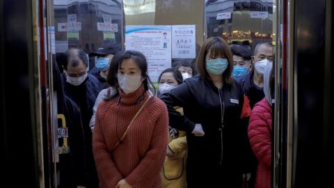 Clientes en el ascensor de un centro comercial de Beijing (China)