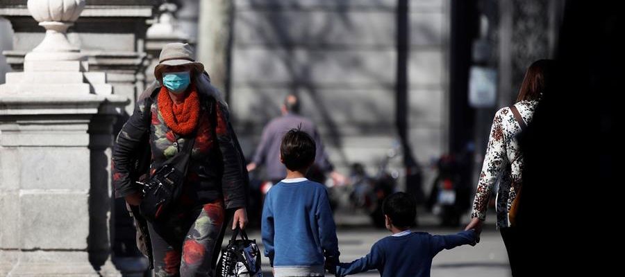 Un par de niños cruzan una calle en Madrid Un par de niños cruzan una calle en Madrid