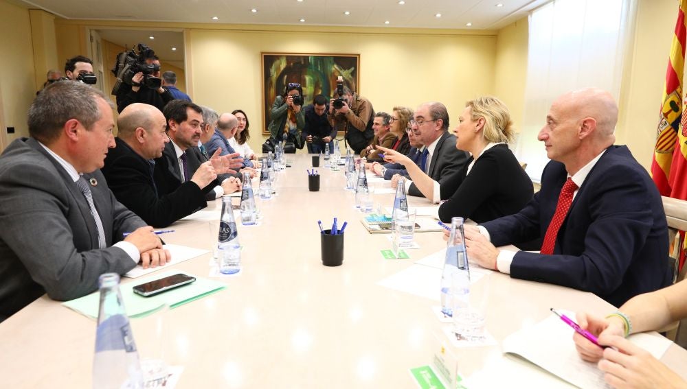 Reunión entre el Gobierno aragonés y los agentes sociales