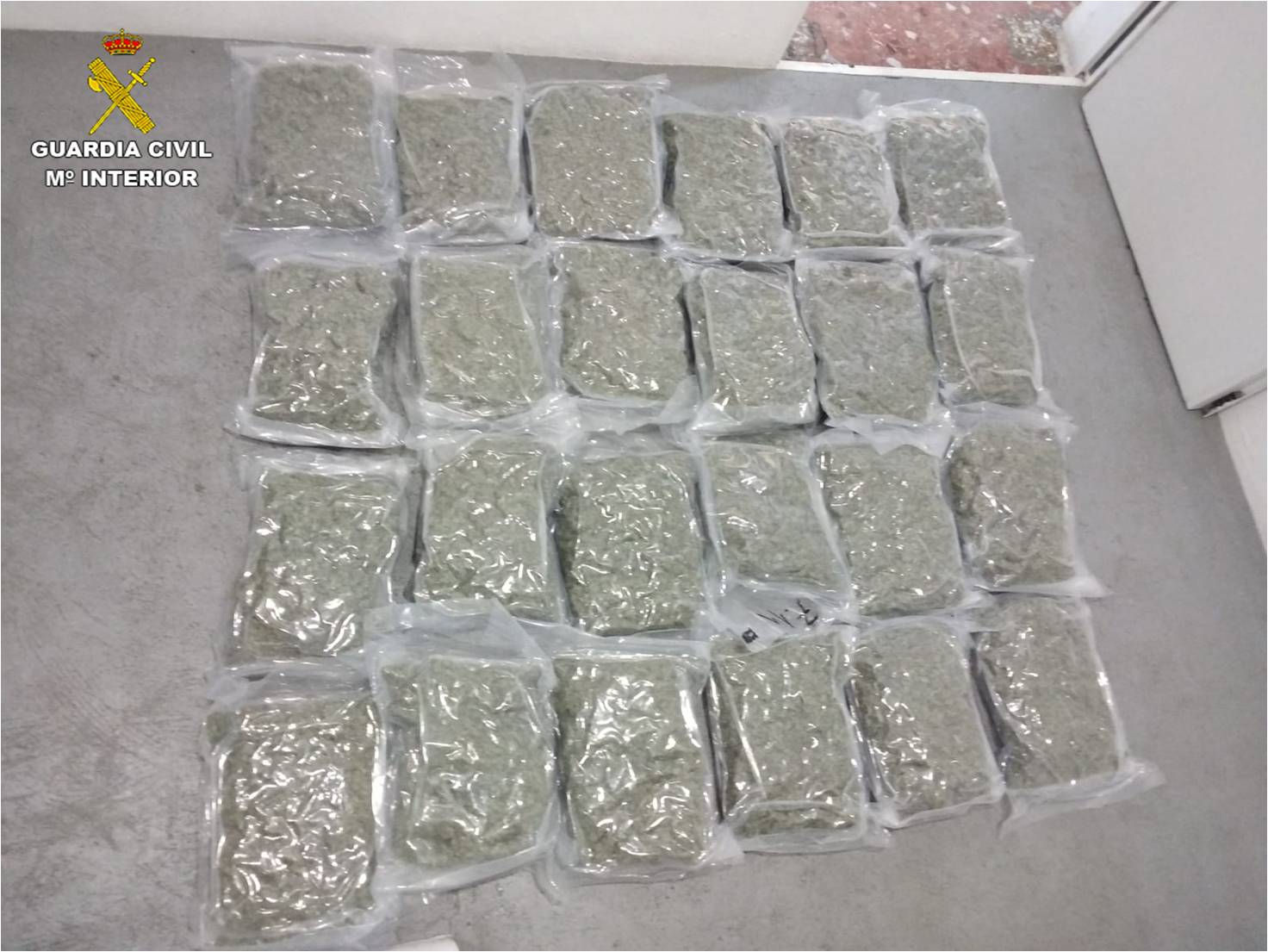 La Guardia Civil detiene en Villena a un hombre que con 27 kilos de marihuana en su coche La Guardia Civil detiene en Villena a un hombre que con 27 kilos de marihuana en su coche
