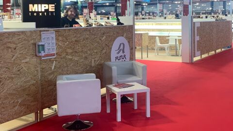 Gel hidroalcoh&oacute;lico en un expositor de Futurmoda.