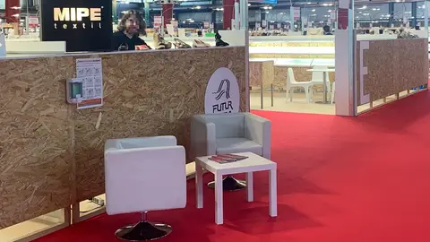 Gel hidroalcohólico en un expositor de Futurmoda. Gel hidroalcohólico en un expositor de Futurmoda.