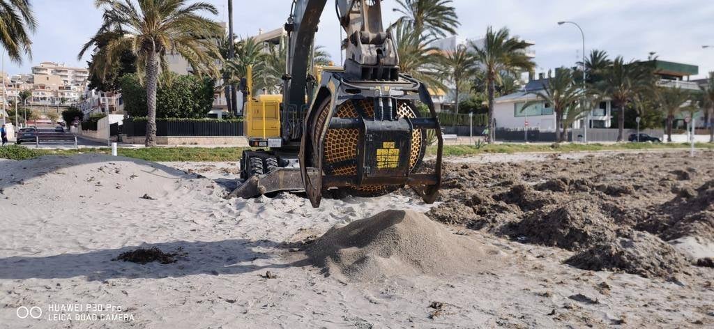 Santa Pola busca un método más eficiente y respetuoso con el medio ambiente para la retirada de algas en sus playas Santa Pola busca un método más eficiente y respetuoso con el medio ambiente para la retirada de algas en sus playas