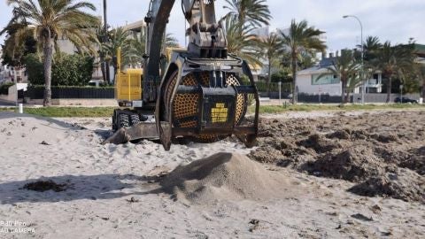 M&aacute;quina que criba las algas que se est&aacute; probando en Santa Pola.