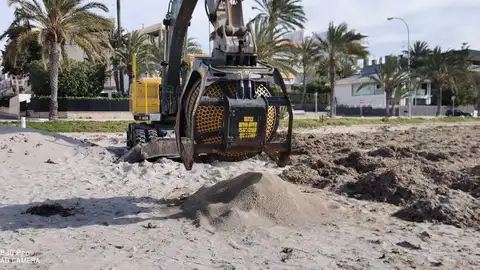 Máquina que criba las algas que se está probando en Santa Pola. Máquina que criba las algas que se está probando en Santa Pola.