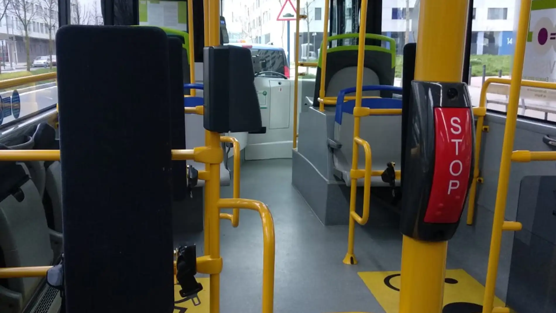 Autobús urbano de Vitoria, vacío.