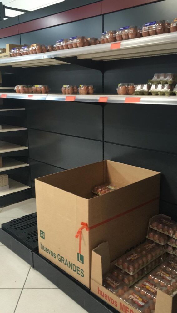 Estantería con huevos en supermercado de Elche.