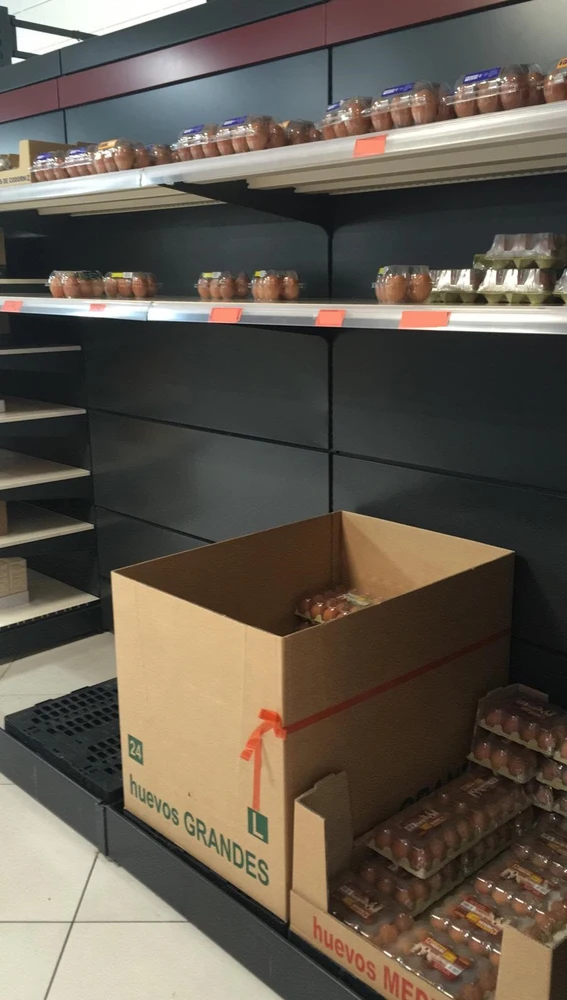 Estantería con huevos en supermercado de Elche. Estantería con huevos en supermercado de Elche.