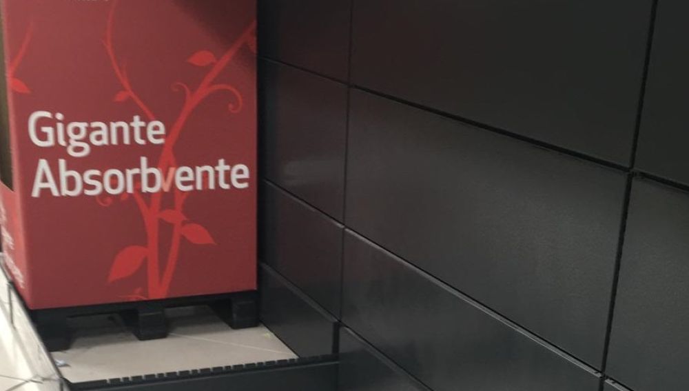 Estantería de papel absorbente agotado en supermercado de Elche.
