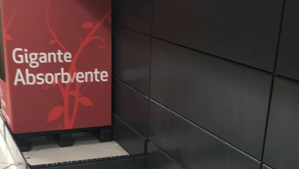 Estantería de papel absorbente agotado en supermercado de Elche. Estantería de papel absorbente agotado en supermercado de Elche.