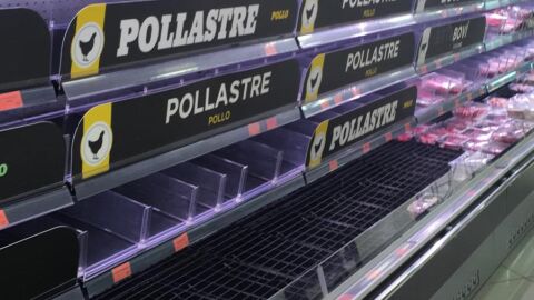 Vitrina de productos de alimentacion vacía en un supermercado de Elche. Vitrina de productos de alimentacion vacía en un supermercado de Elche.