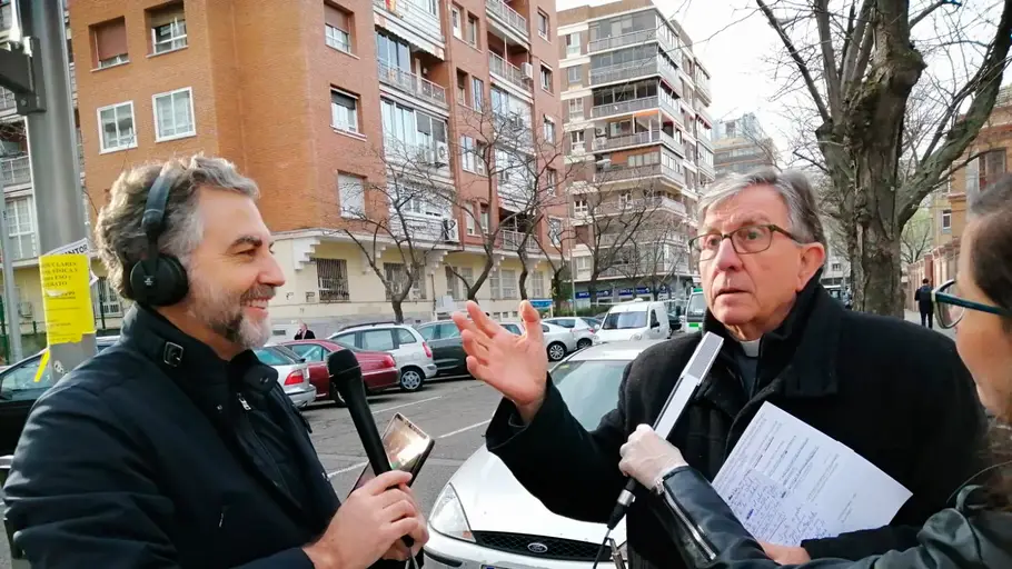 El padre José Ándres charla con Carlos Alsina El padre José Ándres charla con Carlos Alsina