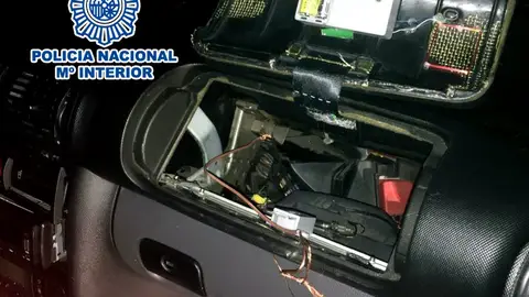 Compartimento en el que transportaban la droga los detenidos en Elche. Compartimento en el que transportaban la droga los detenidos en Elche.