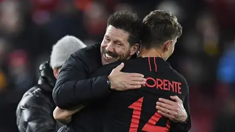 Simeone se abraza a Llorente en Anfield. Simeone se abraza a Llorente en Anfield.