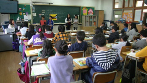 Garc&iacute;a-Page propone la suspensi&oacute;n de las clases en CLM