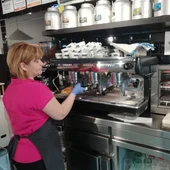 Trabajadora de una cafetería Trabajadora de una cafetería