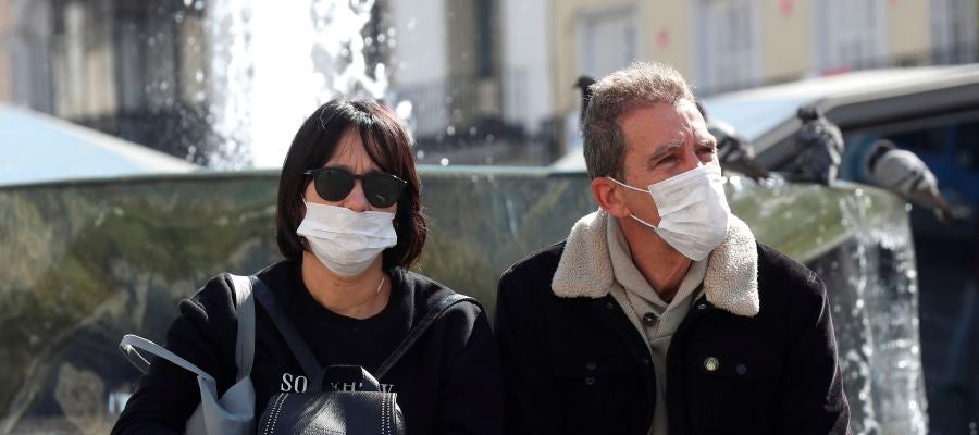 Dos ciudadanos con mascarillas, en Madrid Dos ciudadanos con mascarillas, en Madrid