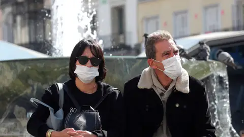 Dos ciudadanos con mascarillas, en Madrid Dos ciudadanos con mascarillas, en Madrid
