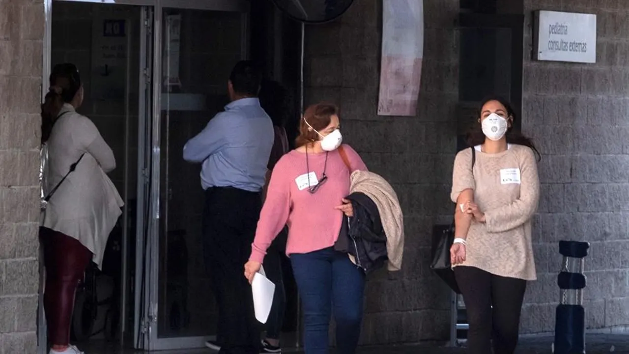 Dos mujeres con mascarillas