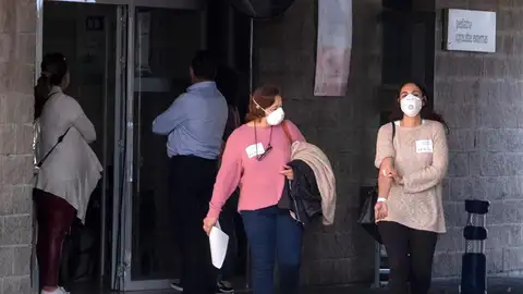 Dos mujeres con mascarillas Dos mujeres con mascarillas