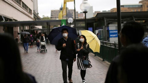 Dos ciudadanos pasean por Sidney con mascarillas puestas