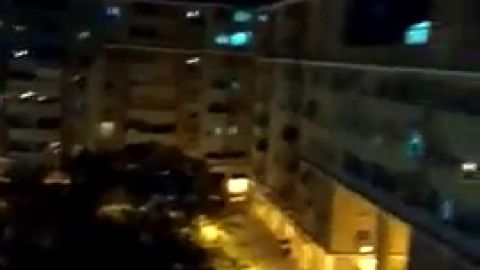 Los vecinos de la Plaza de Castilla aplauden a los profesionales sanitarios 