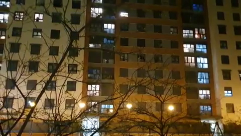 Los españoles se asoman a sus balcones para aplaudir al personal sanitario Los españoles se asoman a sus balcones para aplaudir al personal sanitario