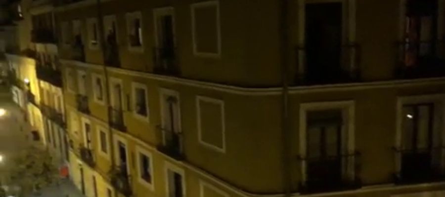 Homenaje desde los balcones españoles a todo el personal sanitario Homenaje desde los balcones españoles a todo el personal sanitario