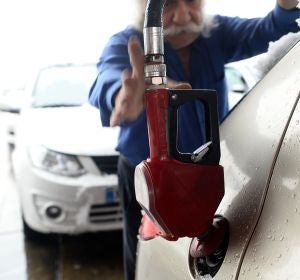 Un ciudadano echa gasolina en una gasolinera de Irán Un ciudadano echa gasolina en una gasolinera de Irán