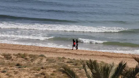 La Policía Local de Elche ha desalojado las playas del término municipal ilicitano, como es el caso de Los Arenales del Sol. CRISIS DEL CORONAVIRUS