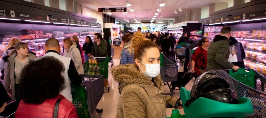 Decenas de ciudadanos acuden a un supermercado Decenas de ciudadanos acuden a un supermercado