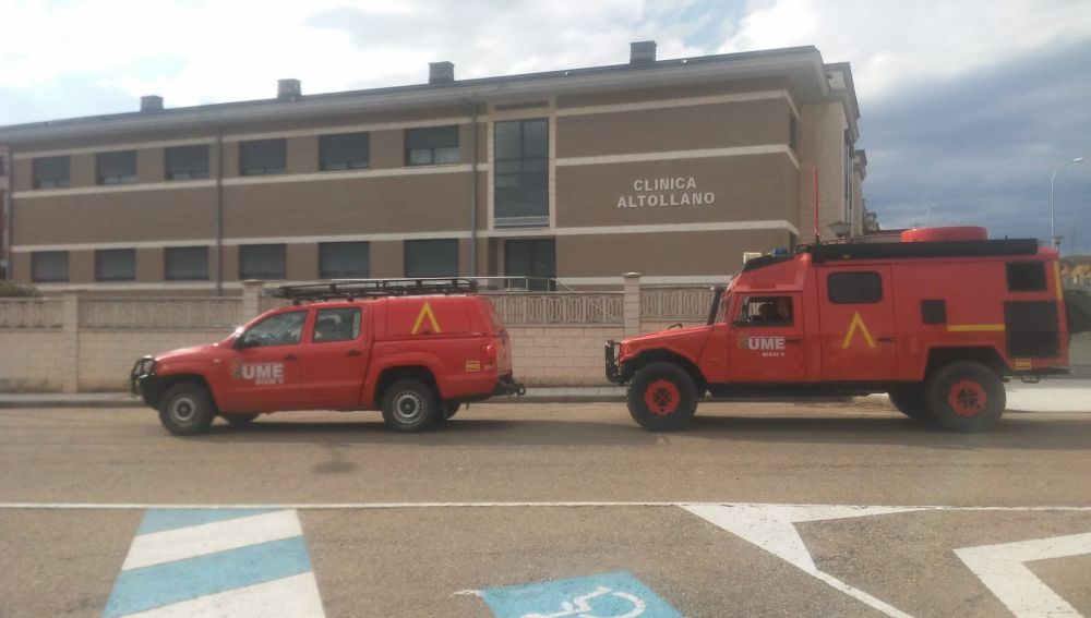Camiones de la UME recorriendo las calles de León.