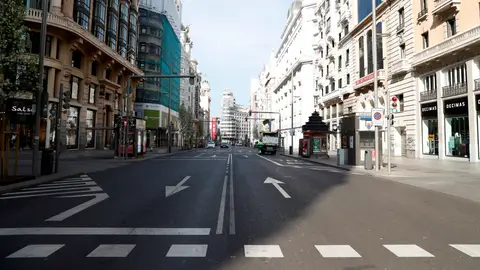 ¿Cuándo pasará Madrid a la fase 2 de la desescalada? La Gran Vía en Madrid, prácticamente desierta