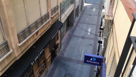 La céntrica calle Mare de Déu dels Desamparats en Elche, desierta y con sus bares y restaurantes cerrados desde este sábado. La céntrica calle Mare de Déu dels Desamparats en Elche, desierta y con sus bares y restaurantes cerrados desde este sábado.