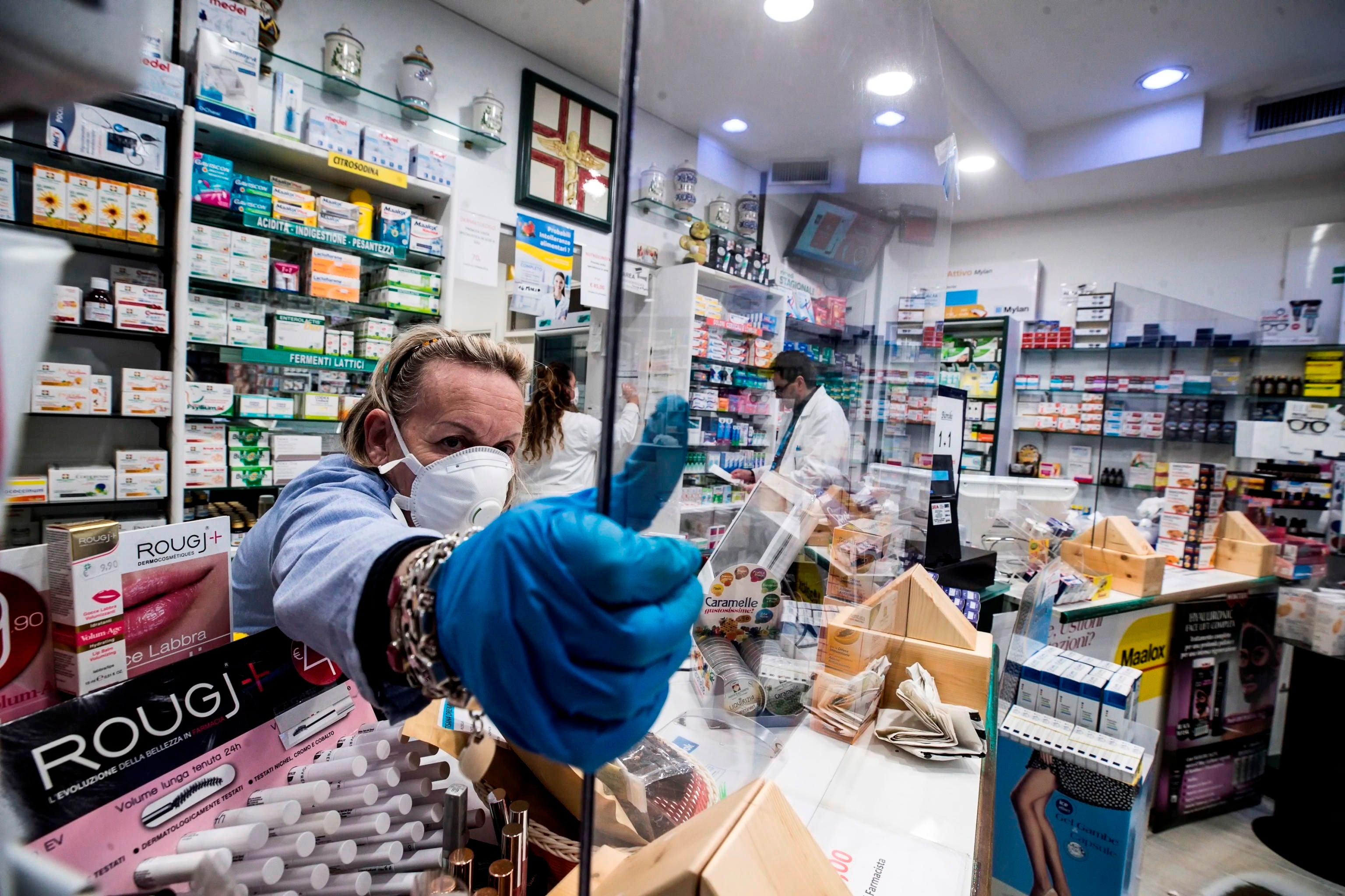 El colegio de farmacéuticos de Sevilla pide a Sanidad la adecuada protección para sus profesionales El colegio de farmacéuticos de Sevilla pide a Sanidad la adecuada protección para sus profesionales