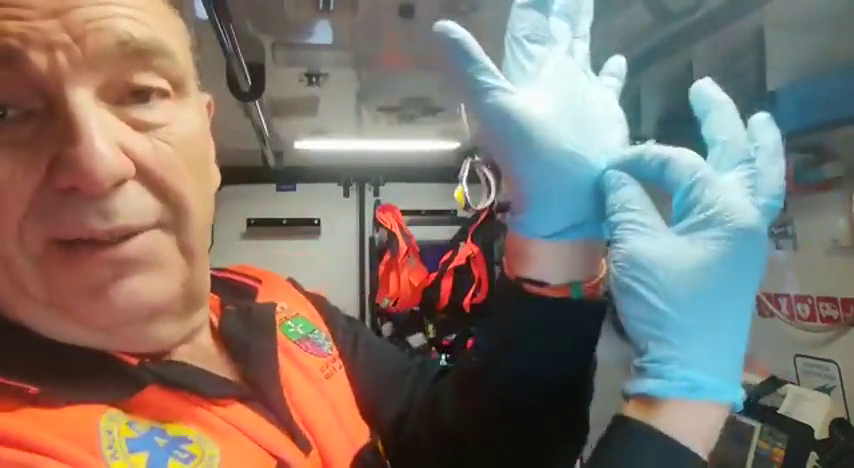Coronavirus: El vídeo viral de un sanitario que explica cómo quitarse los guantes Coronavirus: El vídeo viral de un sanitario que explica cómo quitarse los guantes