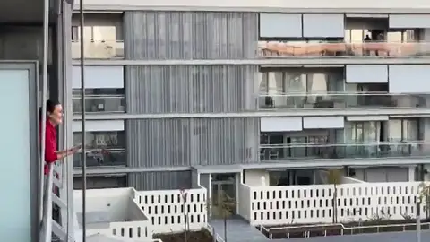 Vecinos de una urbanización juegan al bingo desde sus balcones Vecinos de una urbanización juegan al bingo desde sus balcones