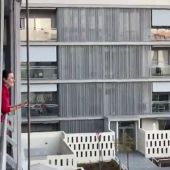 Vecinos de una urbanización juegan al bingo desde sus balcones