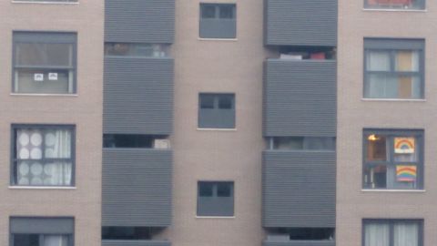 Pancartas con arcoiris en las ventanas con mensajes de &aacute;nimo para combatir el confinamiento