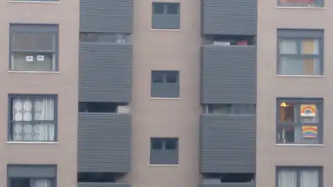 Pancartas con arcoiris en las ventanas con mensajes de ánimo para combatir el confinamiento Pancartas con arcoiris en las ventanas con mensajes de ánimo para combatir el confinamiento