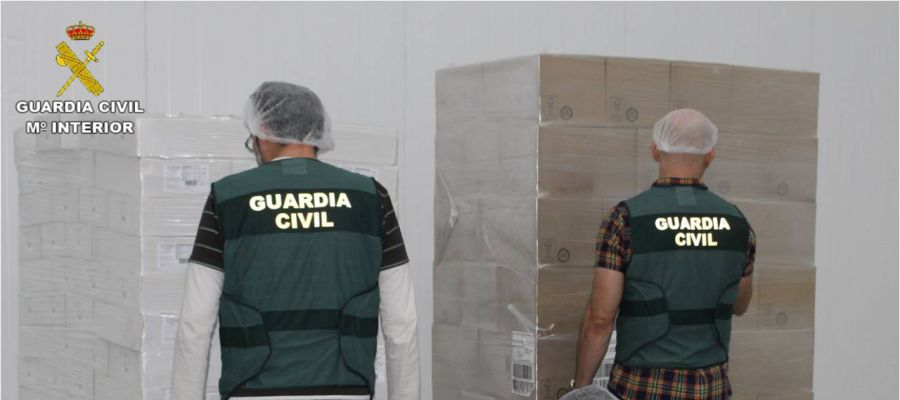 Agentes de la Guardia Civil con productos de la red desarticulada. Agentes de la Guardia Civil con productos de la red desarticulada.