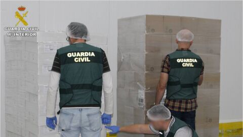 Agentes de la Guardia Civil con productos de la red desarticulada.