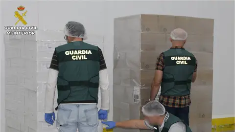 Agentes de la Guardia Civil con productos de la red desarticulada. Agentes de la Guardia Civil con productos de la red desarticulada.