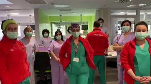 El equipo de anestesiólogos del Hospital General Universitario de Elche en la UCI del centro. El equipo de anestesiólogos del Hospital General Universitario de Elche en la UCI del centro.