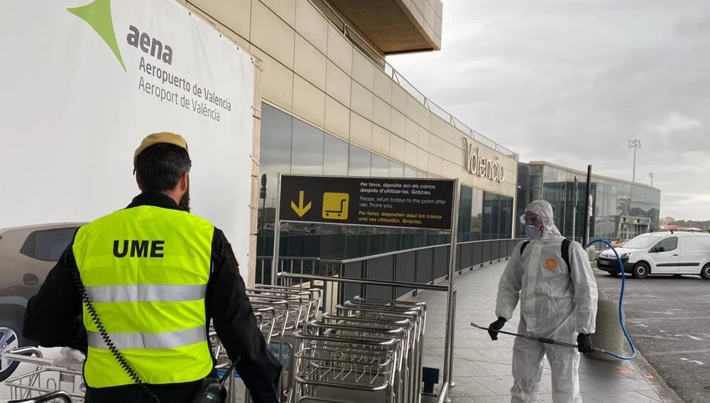 La UME desinfecta el aeropuerto de Madrid